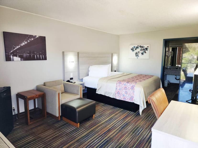 Discovery Inn & Suites