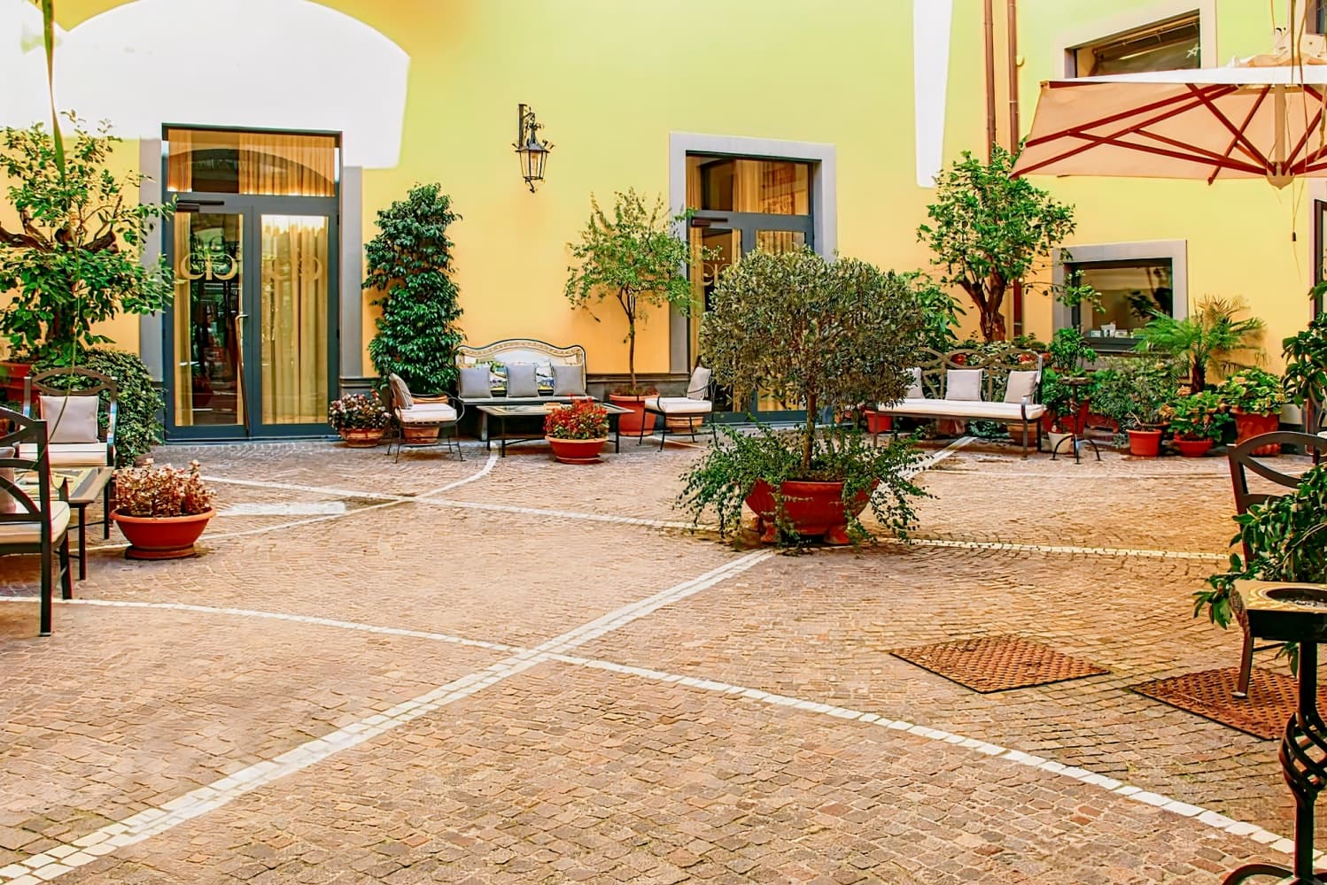 Le Cheminée Business Hotel