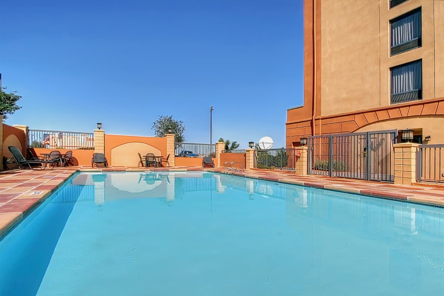 Holiday Inn Express & Suites Albuquerque Midtown