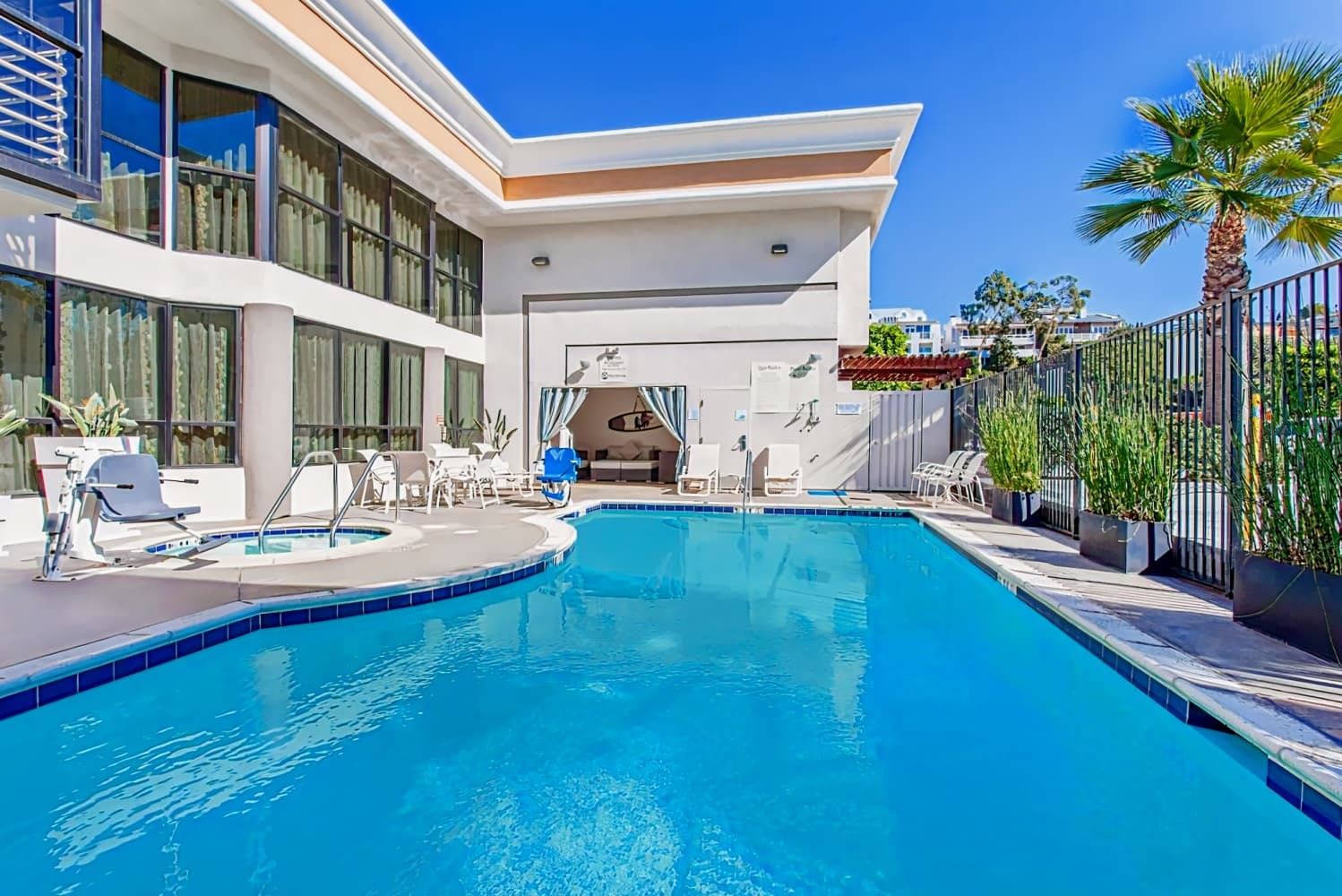 Holiday Inn Express Newport Beach, an IHG Hotel