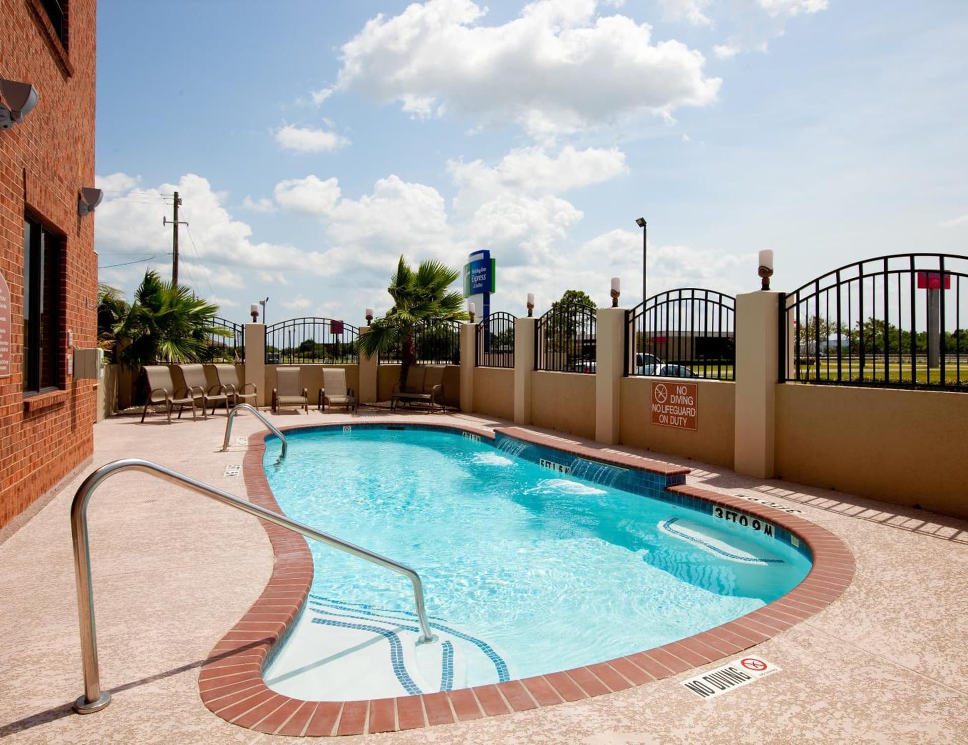 Holiday Inn Express & Suites La Porte, an IHG Hotel