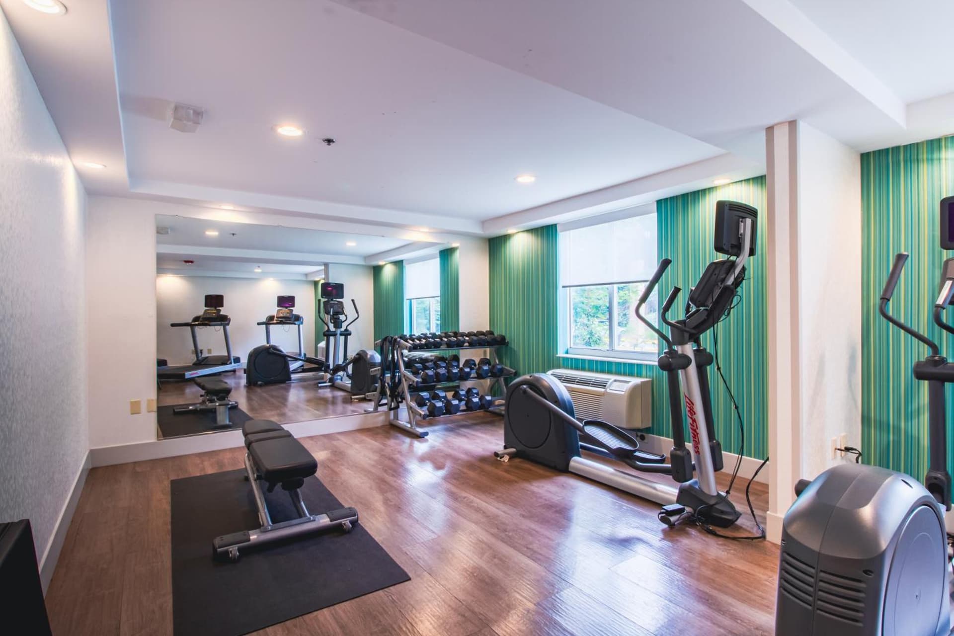 Holiday Inn Express & Suites - Lincoln East - White Mountains, an IHG Hotel