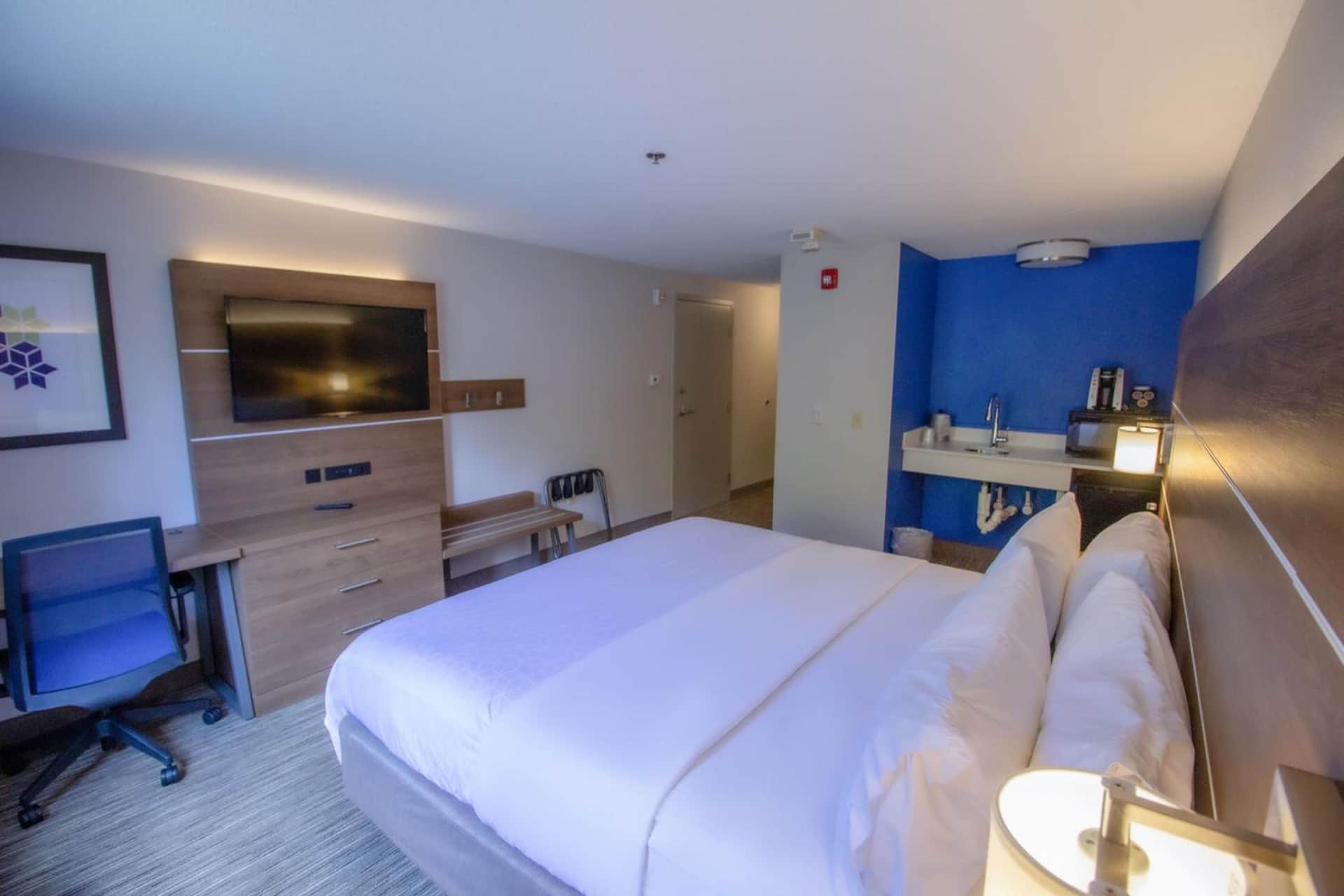 Holiday Inn Express & Suites - Lincoln East - White Mountains, an IHG Hotel