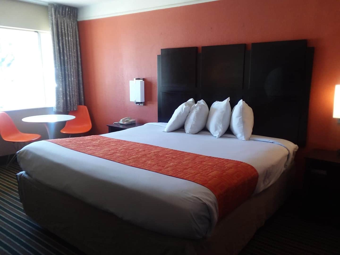 Howard Johnson by Wyndham Historic Lake Charles