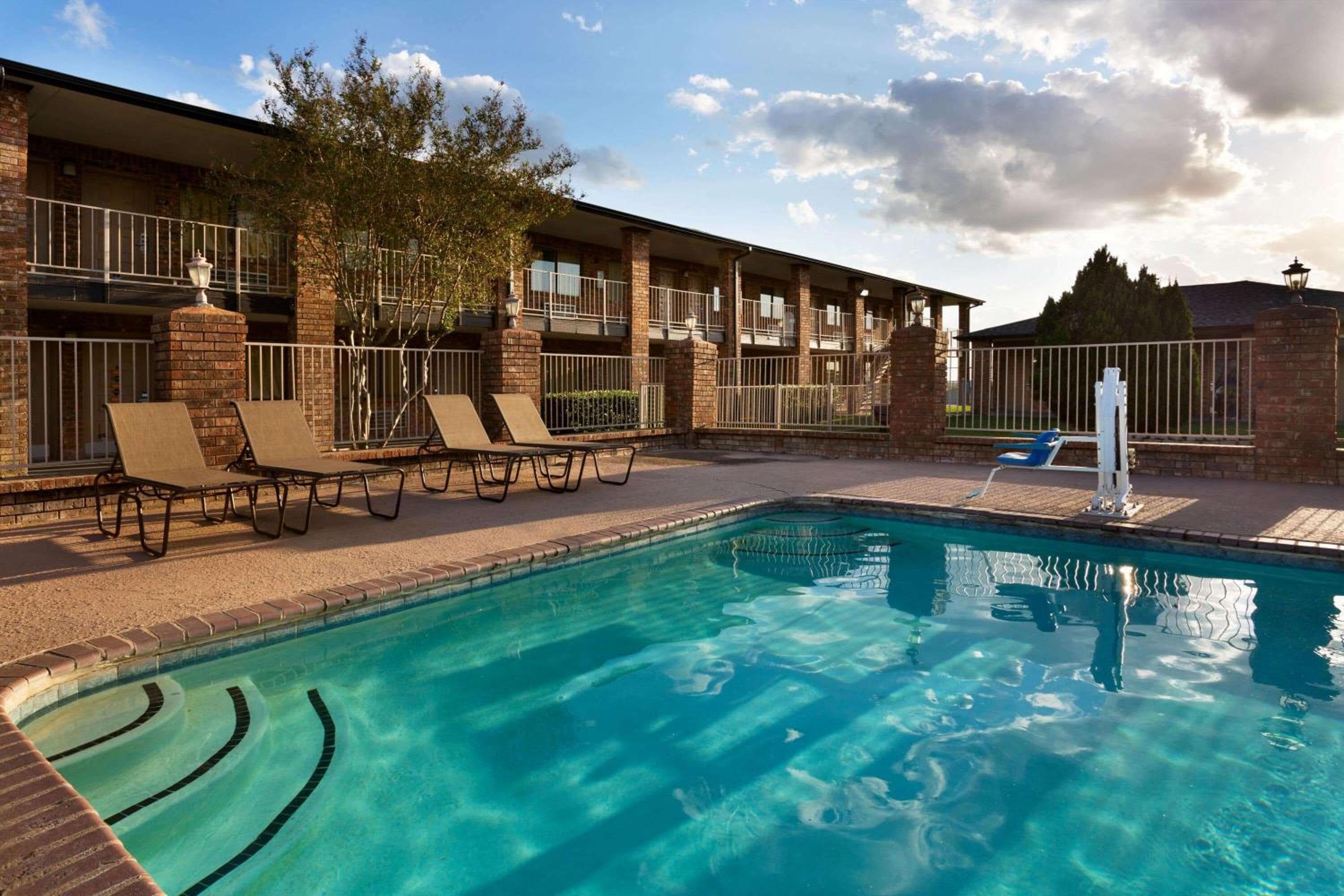 Super 8 by Wyndham Universal City