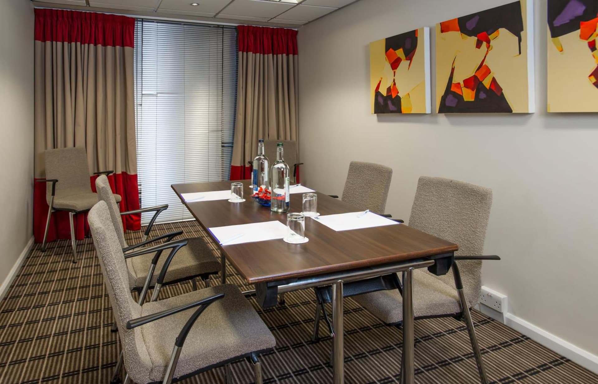 Holiday Inn Express London Luton Airport by IHG