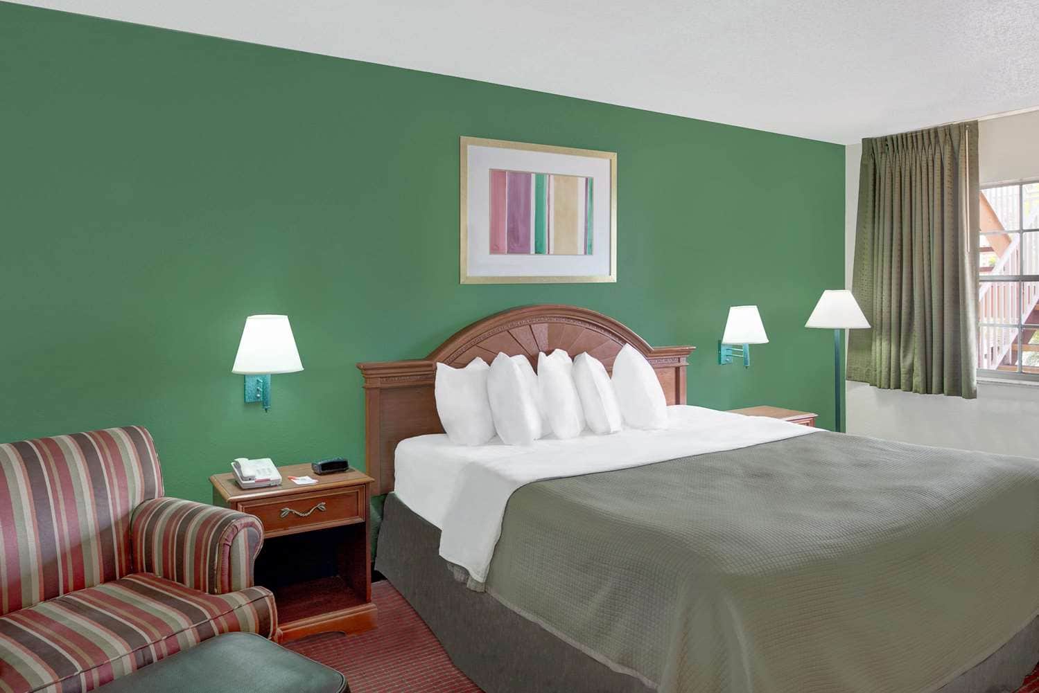 Howard Johnson by Wyndham Ft. Myers FL