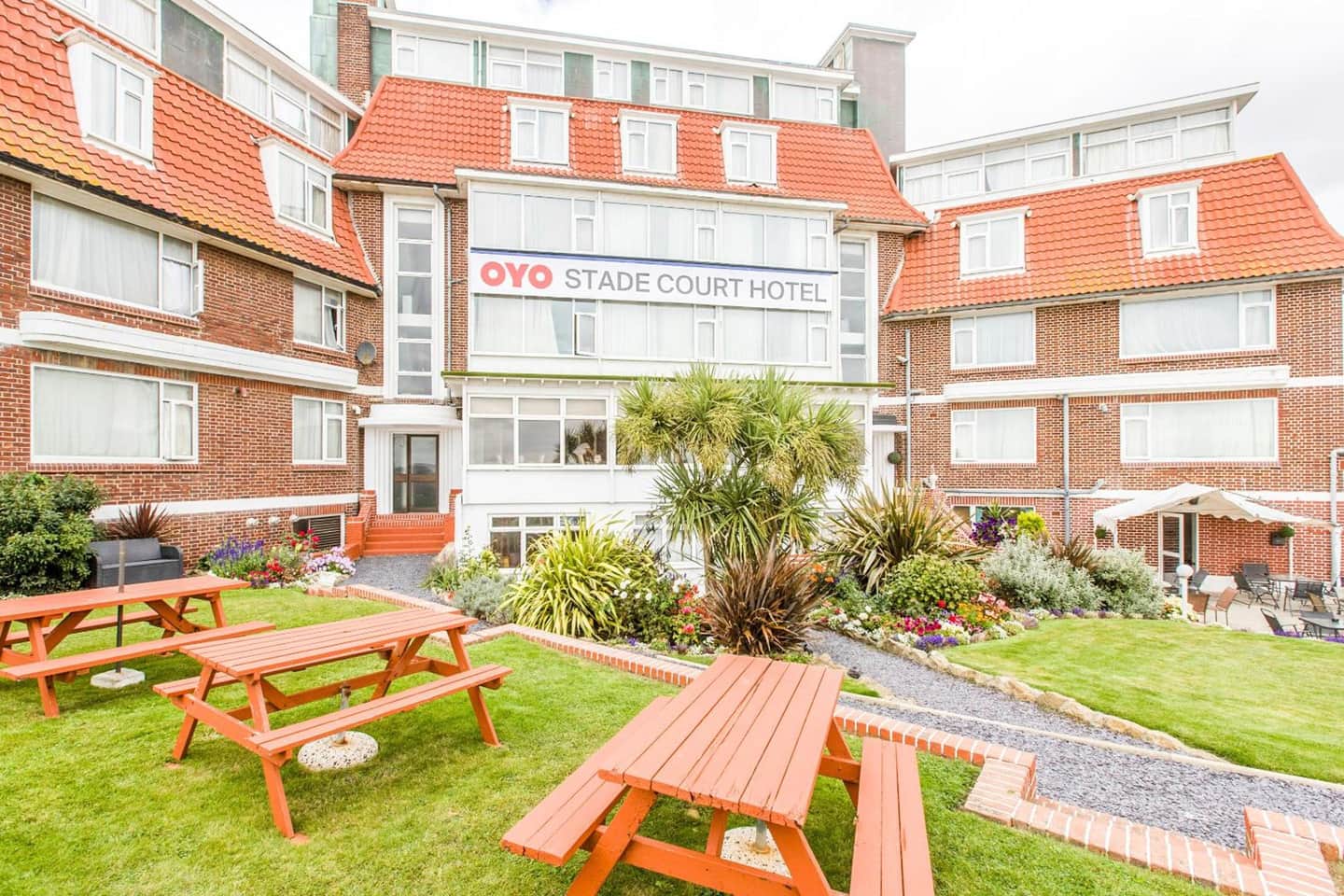 OYO Stade Court Hotel