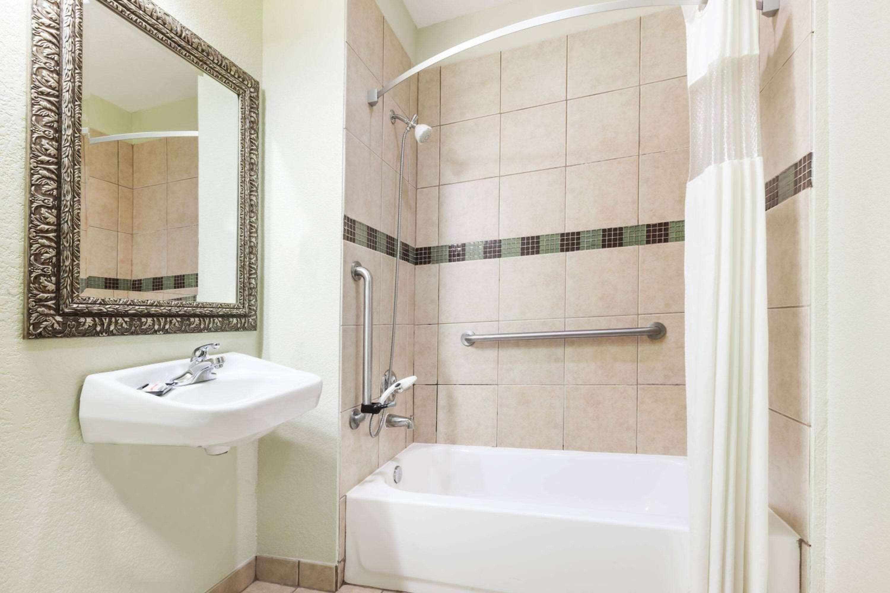 Grander Inn & Suites by IHG