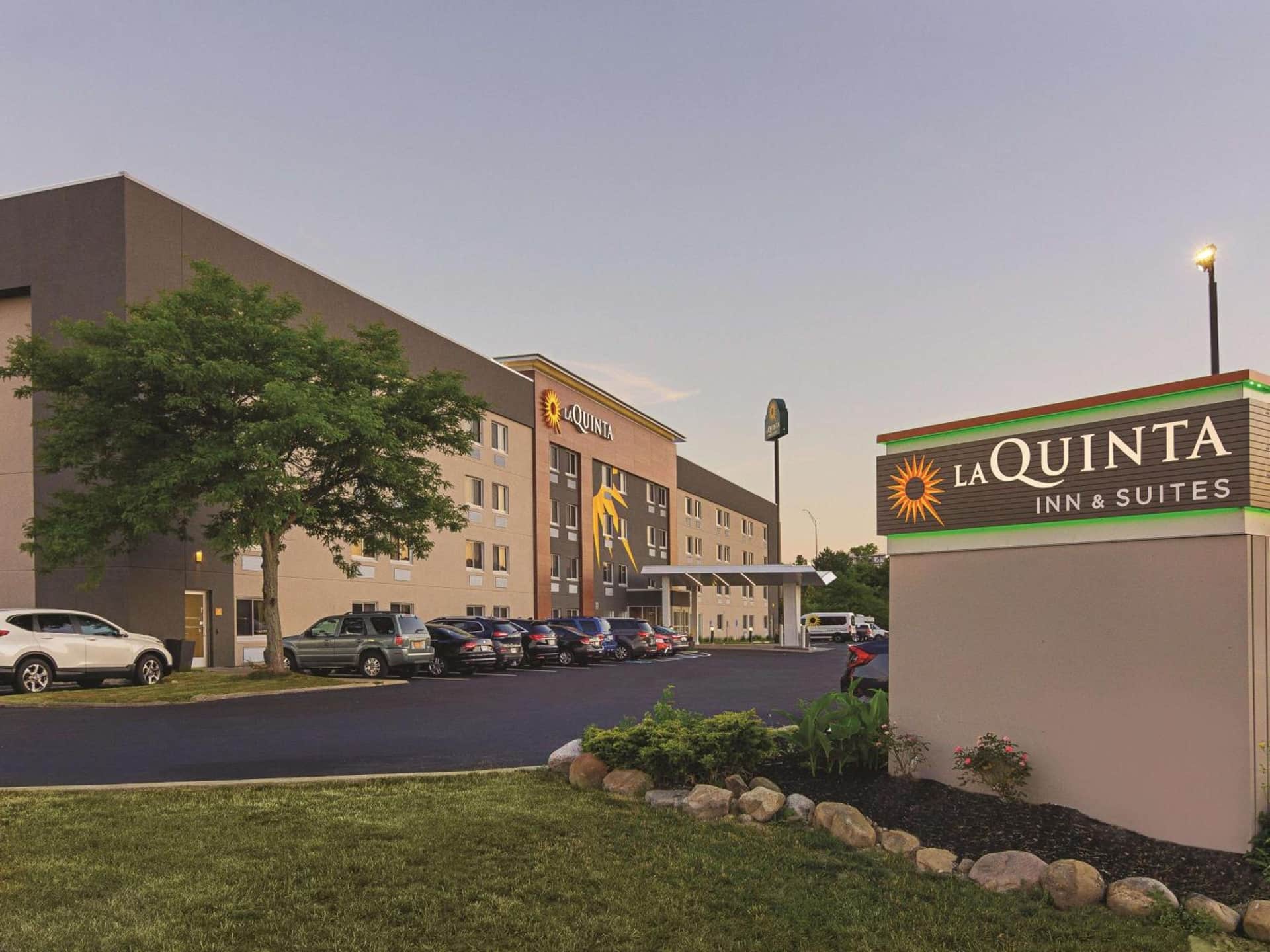 La Quinta Inn & Suites by Wyndham Cleveland - Airport North