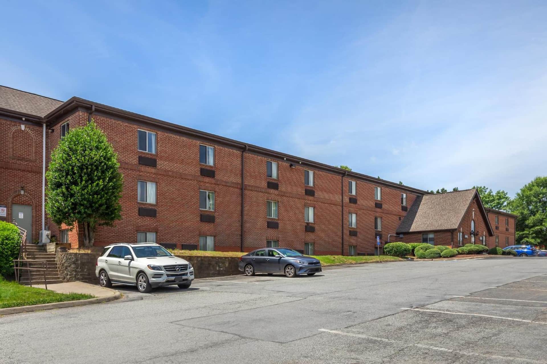 HomeTowne Studios & Suites by Red Roof Greensboro