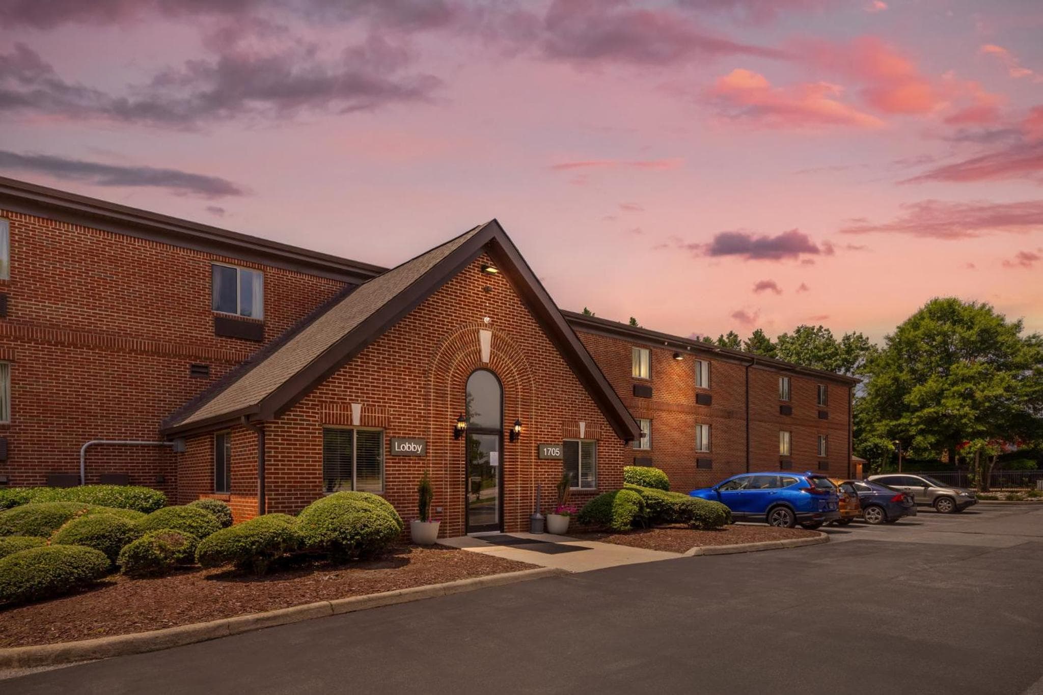 HomeTowne Studios & Suites by Red Roof Greensboro