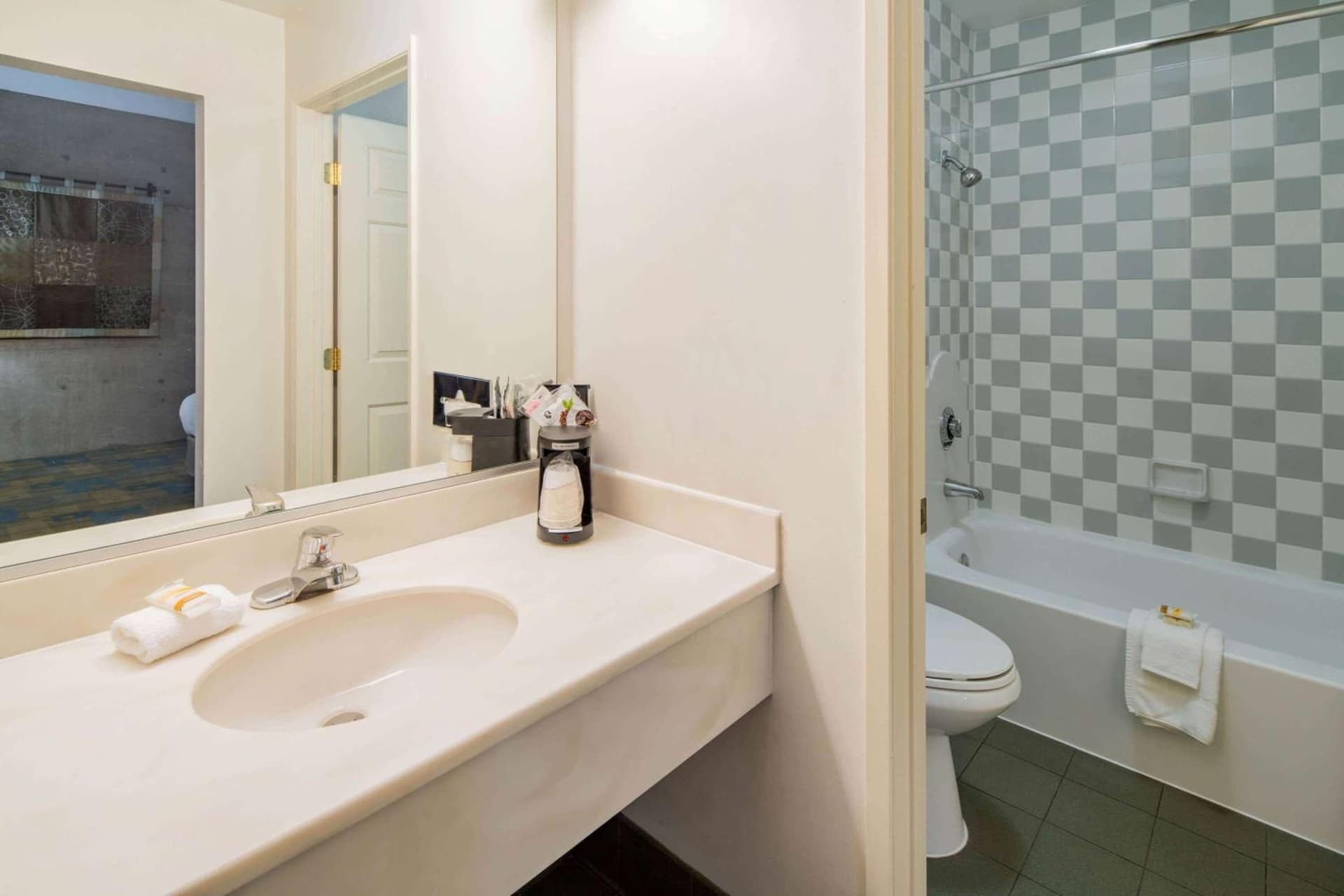 La Quinta Inn & Suites by Wyndham Irvine Spectrum