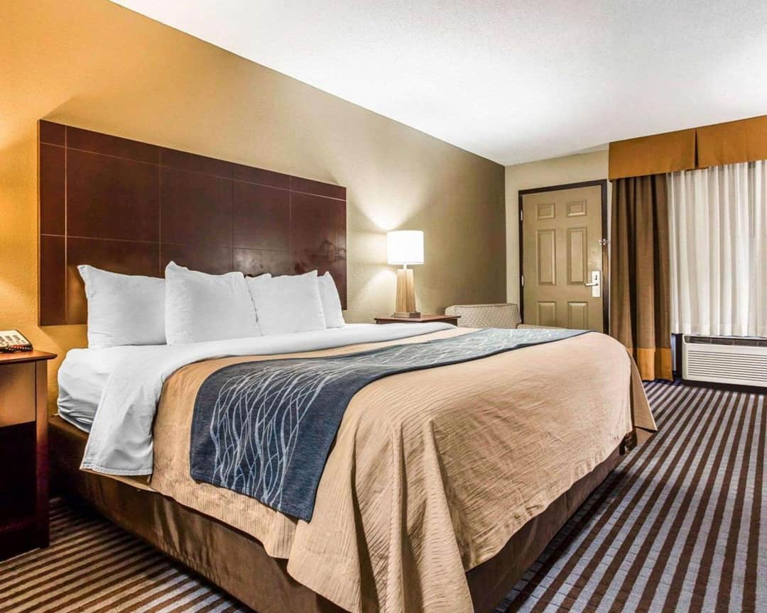 Comfort Inn & Suites – Ballpark Area