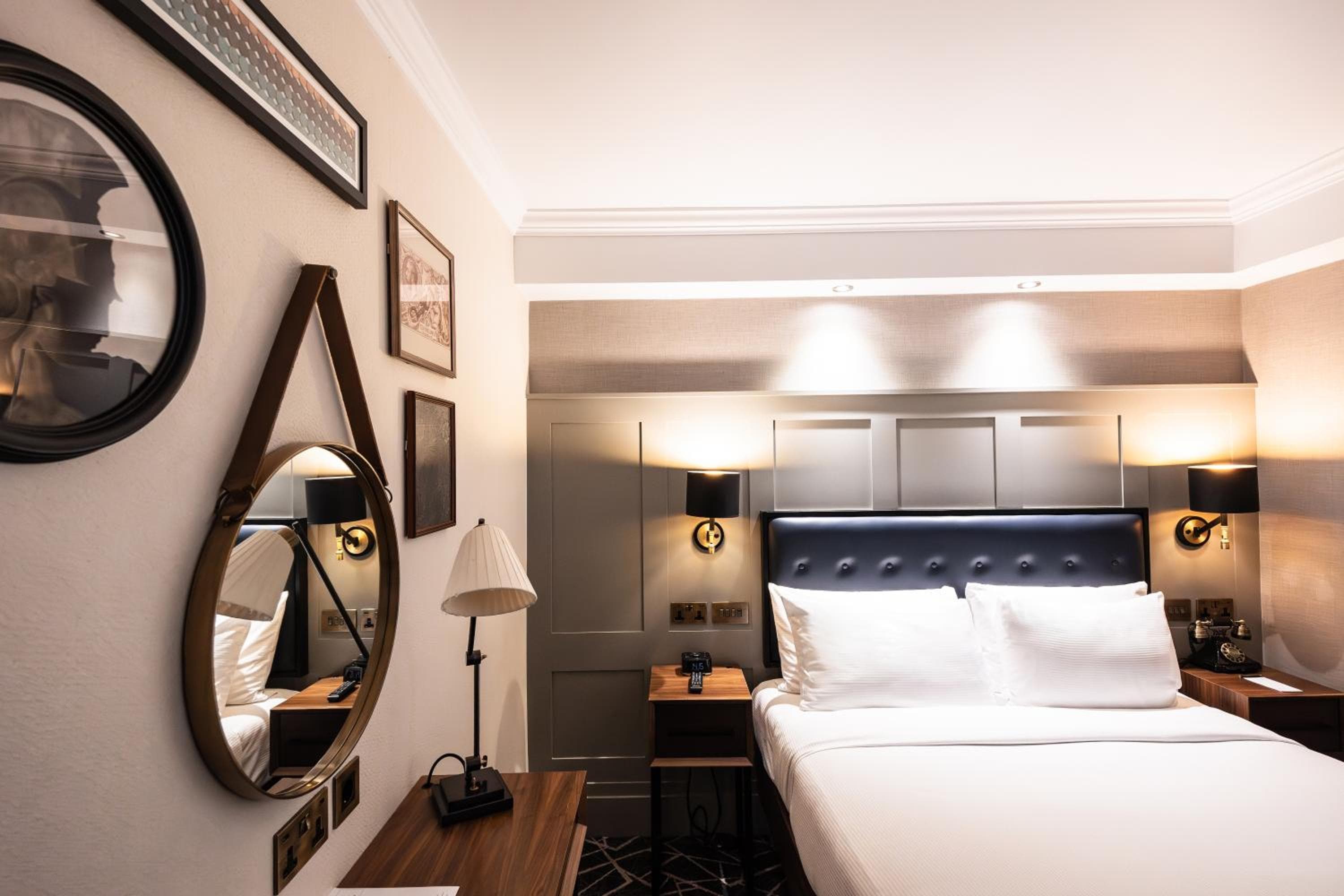 100 Queen's Gate Hotel London Kensington, Curio Collection by Hilton